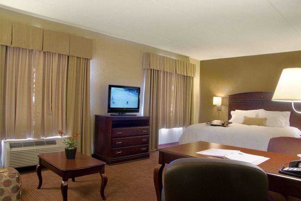 Hampton Inn & Suites Madison - West Room photo
